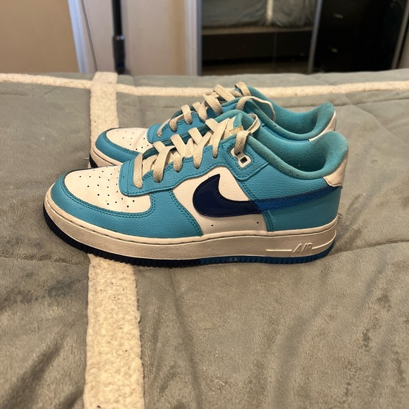 NIKE AIR FORCE  1 LOW '07  LV8 "SPLIT LIGHT PHOTO BLUE" 6 Y / 7.5 Womens - Picture 2 of 6